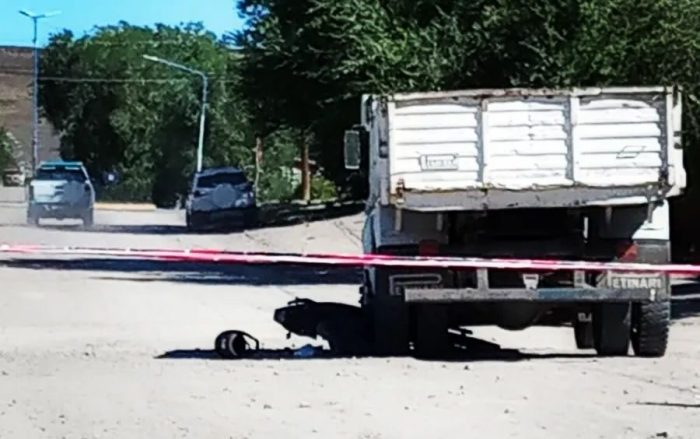 Un joven falleció luego de impactar su moto con un camión