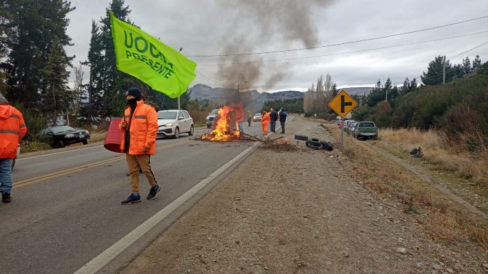 Bariloche: Trabajadores de la obra de la ruta 23 cortan la ruta en la zona de Las Chacras