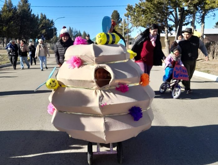 Pilcaniyeu: la escuela N° 269 celebró el “Día de los jardines” con un desfile de carrozas