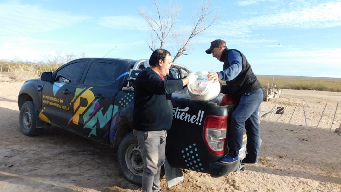 Ramos Mexia: entrega de garrafas y módulos alimentarios en la zona rural