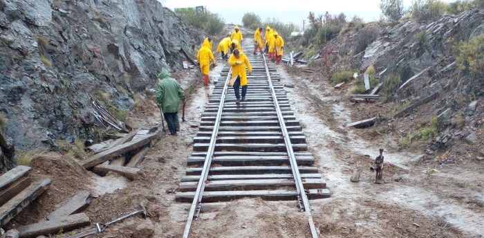 Operarios del Tren Patagonico continúa con las tareas de vías que fueron perjudicadas