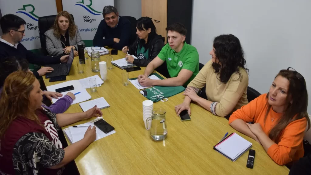 Salud y gremios avanzan en acuerdos para fortalecer el sistema sanitario