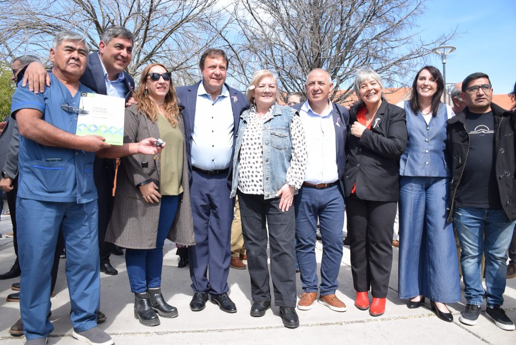 Renovación histórica: Weretilneck entregó más de 80 vehículos para salud