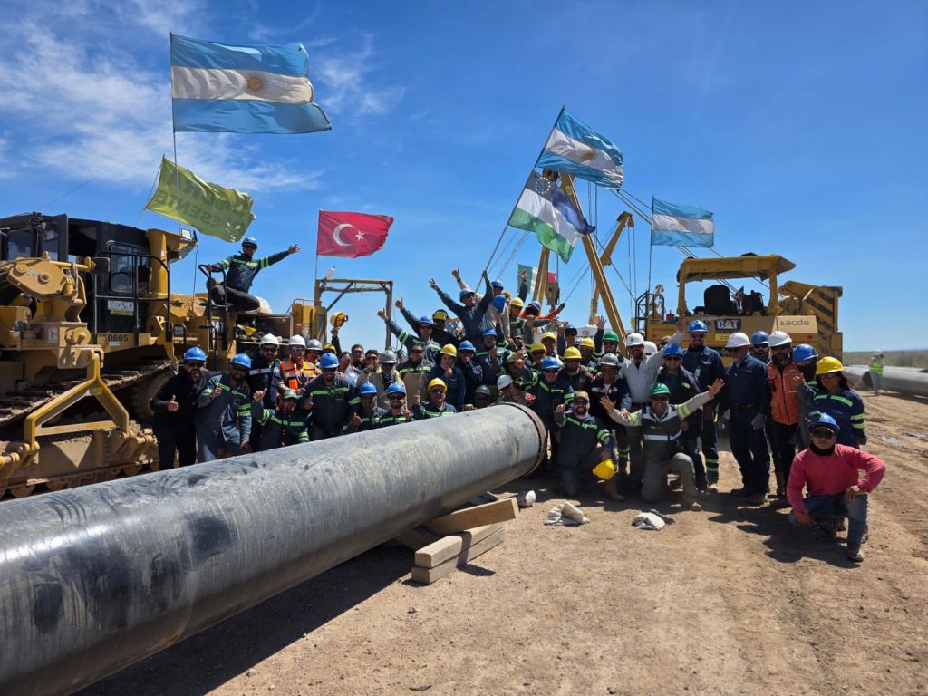 Río Negro celebra la última soldadura del oleoducto Vaca Muerta Oil Sur