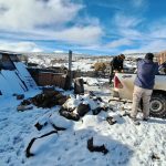 Asisten a pobladores rurales de Onelli con leña y gas ante el temporal de nieve onelli - nieve leña